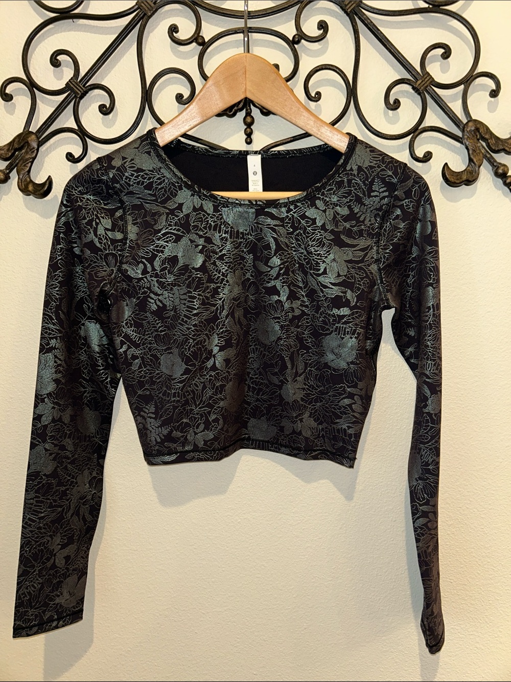 LULULEMON *FOIL* WUNDER TRAIN CROPPED LONG SLEEVE PRINTED TOP SIZE 4